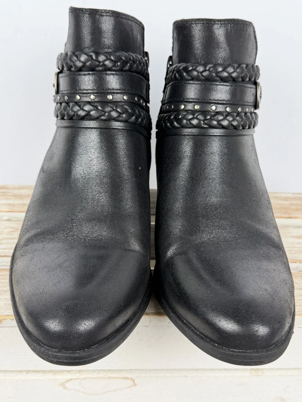 Baretraps Giles boots feature a braided strap detail and a side buckle size 8M